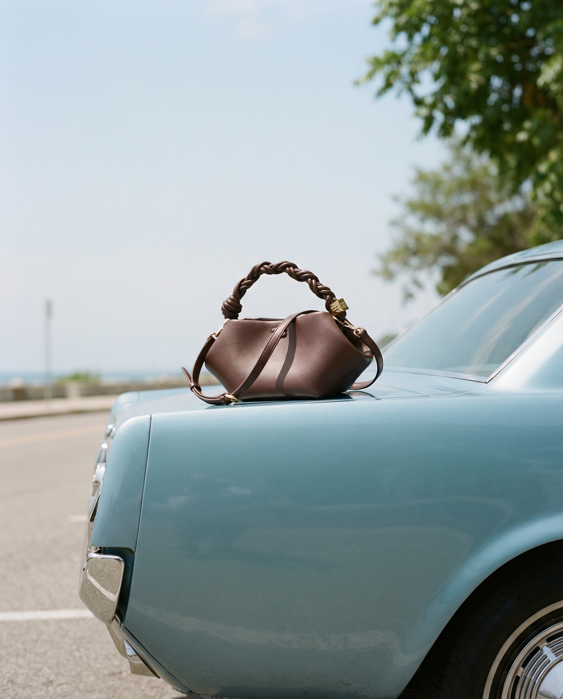 Road-trip elegance with a statement tote — example 3 (fashion, AI generation on Cheeppy)